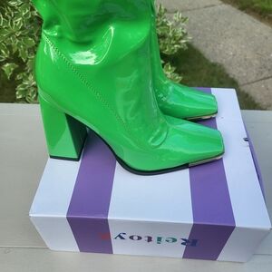 Women's boots size 7 color green